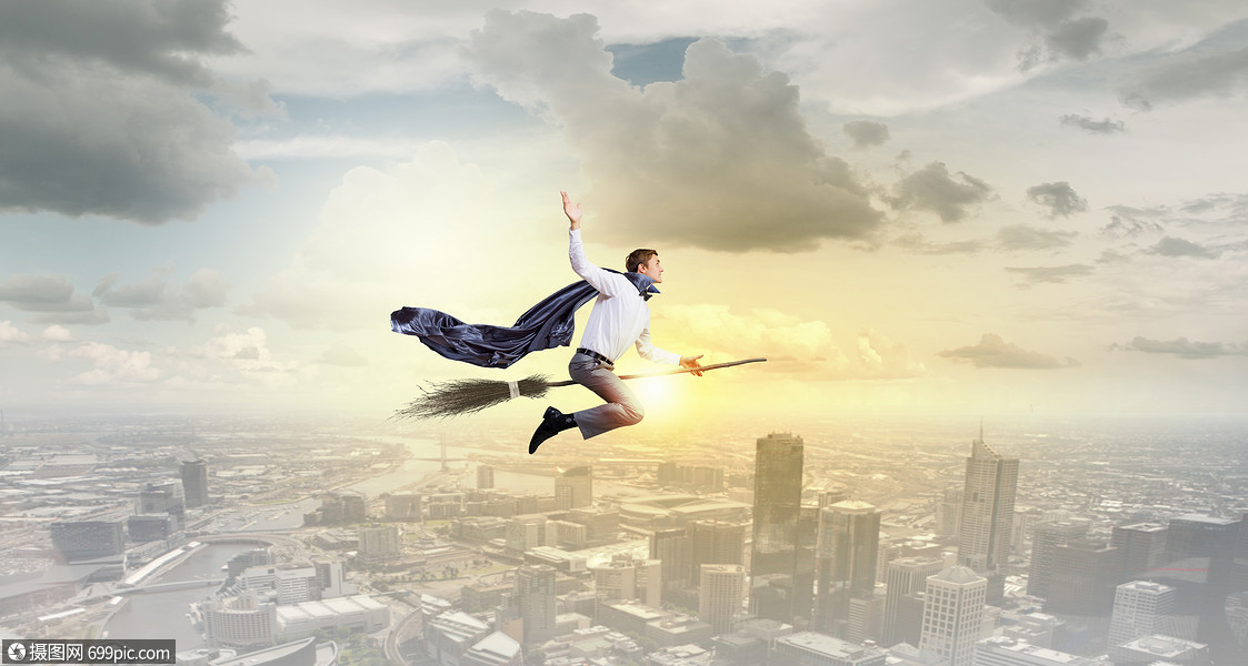 男人骑扫帚轻的商人高空的扫帚上飞翔