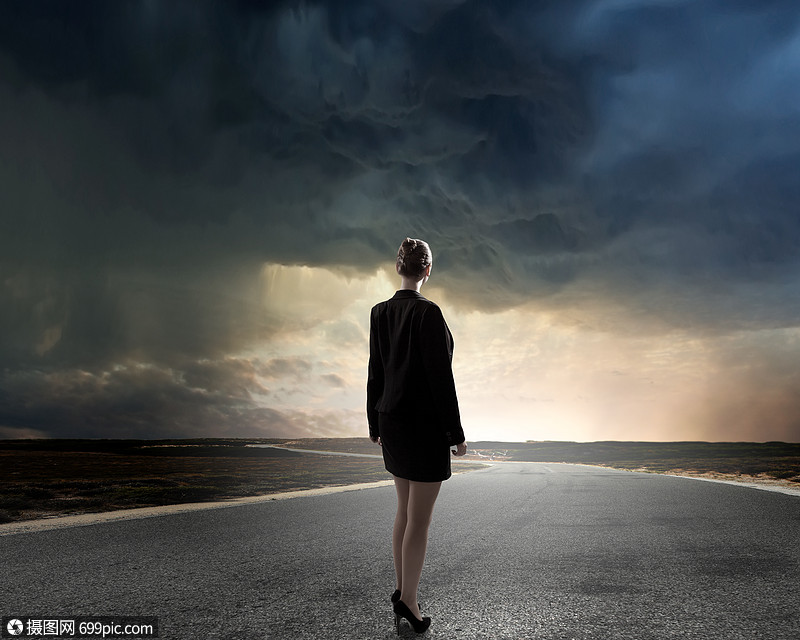 漫长道路的开始站路上看着远方的女商人的背影职业长的