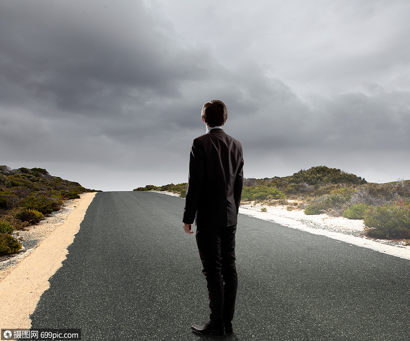 漫长道路的开始站路上看着远方的商人的背影成功距离