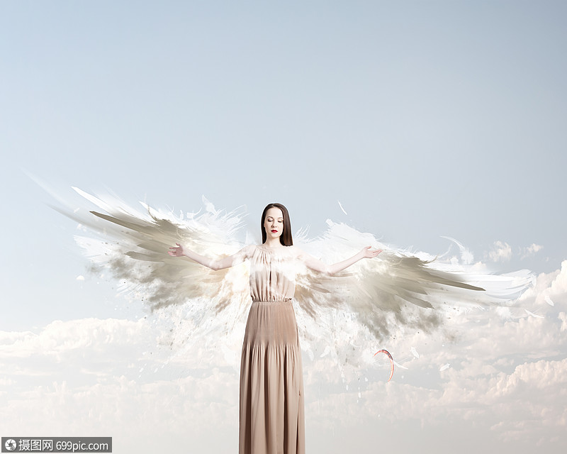 天女孩飞得很高天翅膀的迷人女人天空的背景上