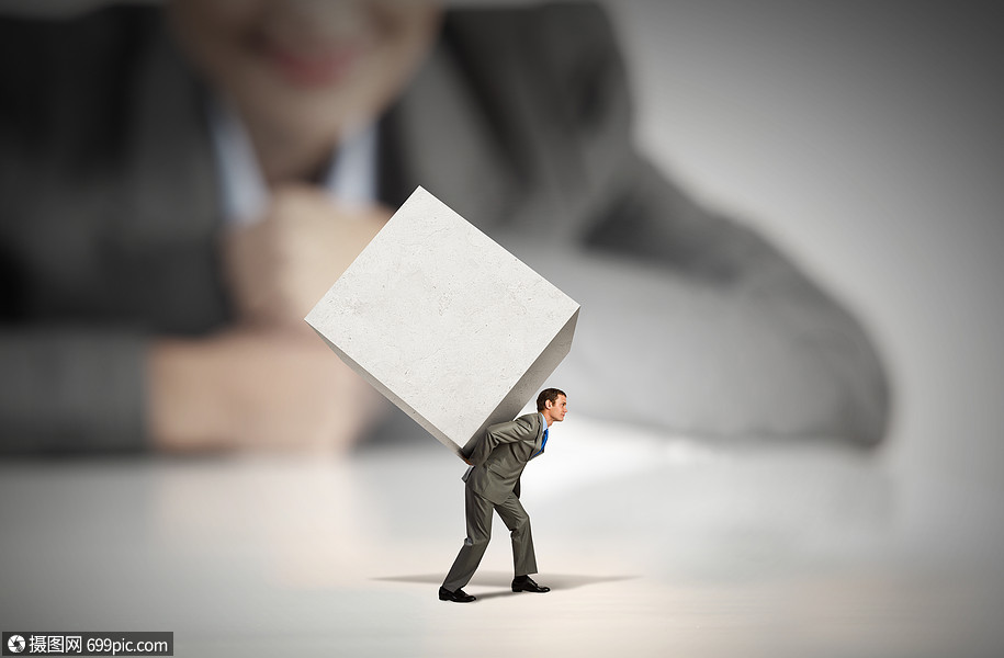 沉重的负担商人背着白色空白立方体