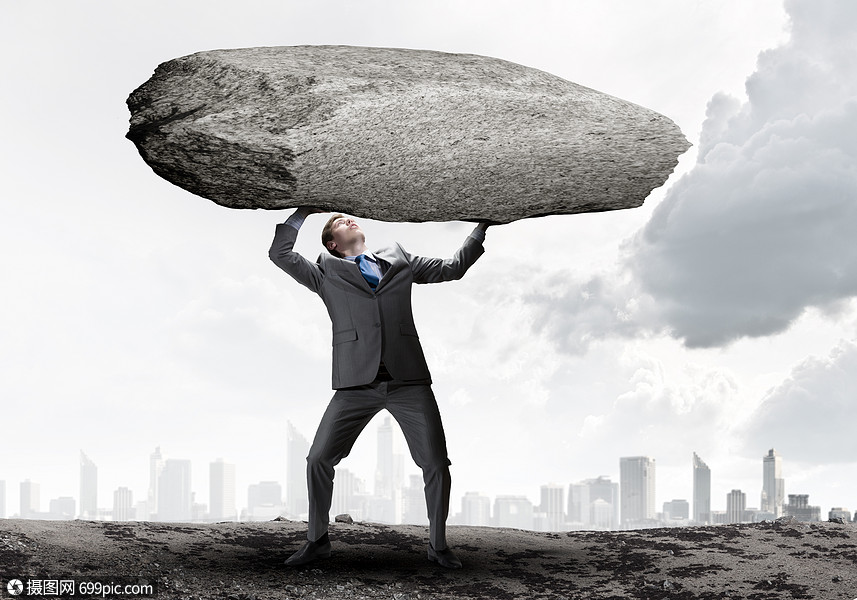 迫眉睫的问题权势的商人头顶着巨大的石头