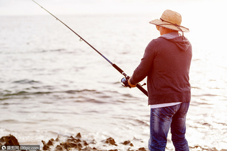 渔夫的照片渔夫用鱼竿钓鱼的照片生活方式涉水
