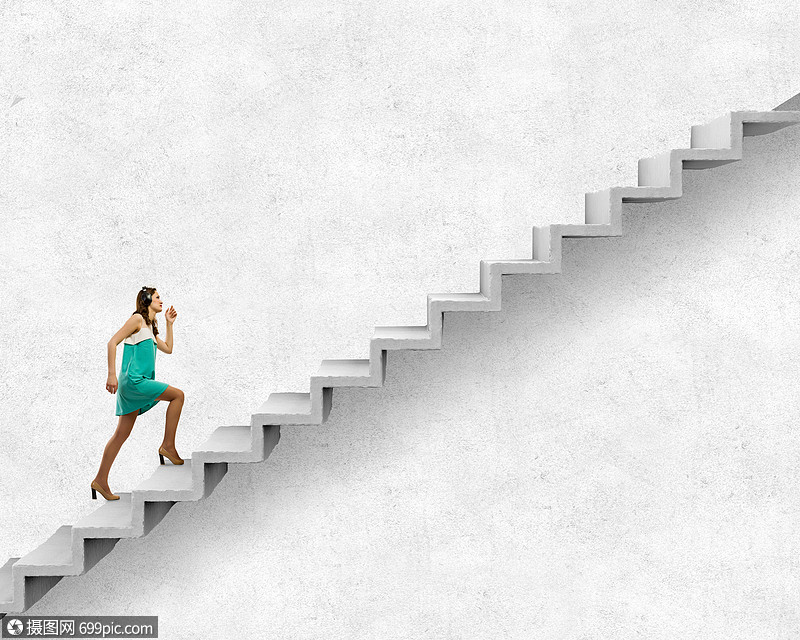 上职业阶梯轻的女商人走楼梯上,代表着成功的发展野心