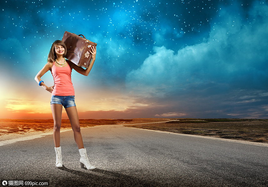 自动启动旅行轻漂亮的女游客,肩上扛着手提箱轻的女人