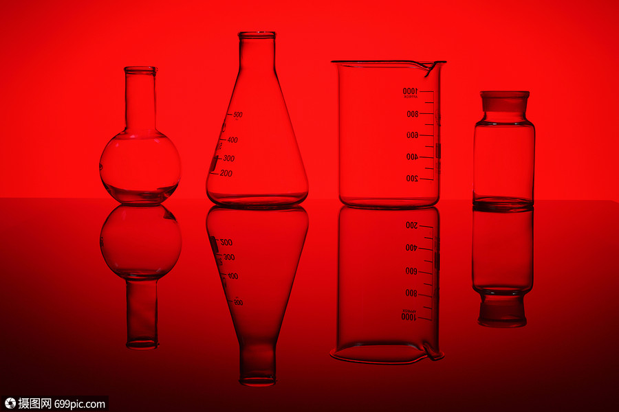 红色背景下的烧杯物体漏斗