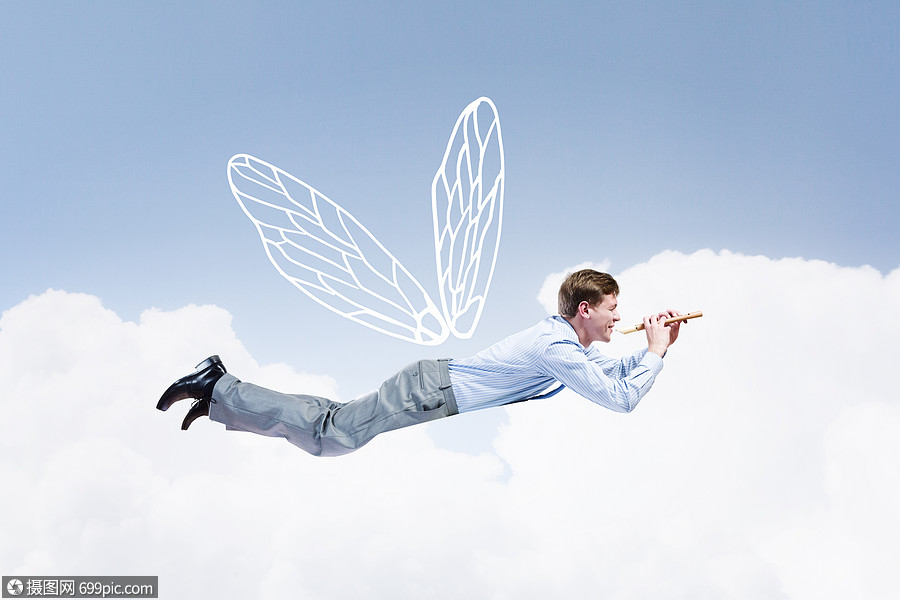 商人飞得很高轻的商人,长着翅膀天空中飞翔