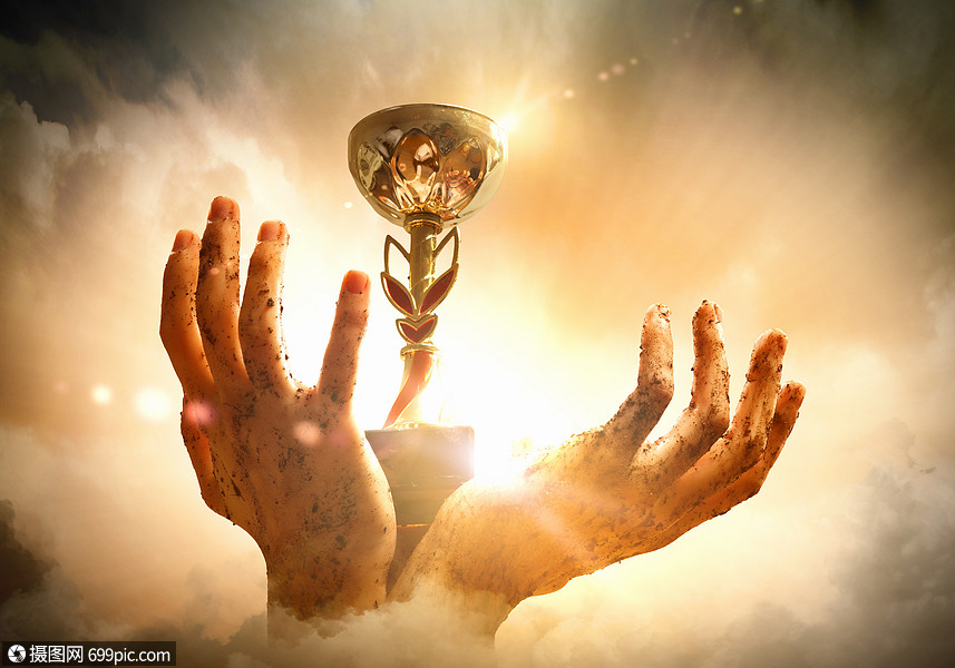 们了双手挤压胜利者与闪电黑暗的天空