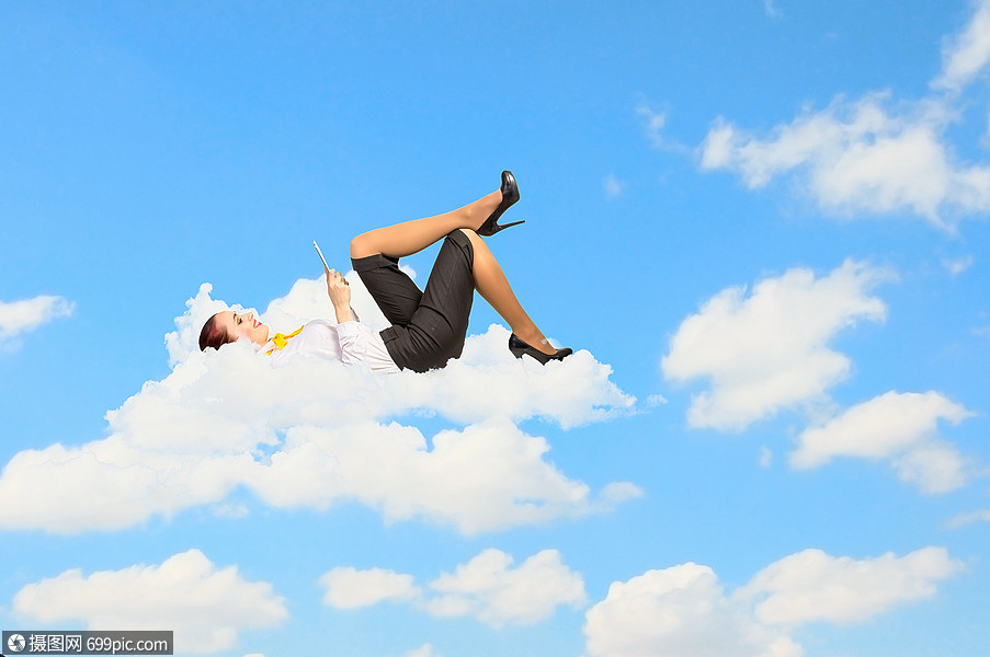 女商人躺云层上女商人躺云上用平板电脑的形象