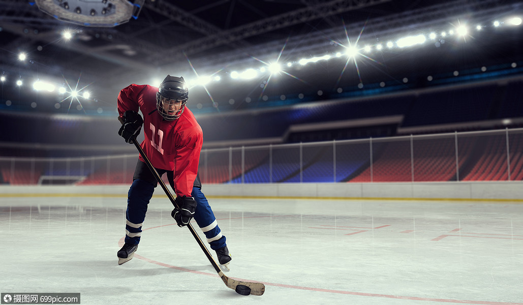 女人玩曲棍球女子冰球运动员比赛中