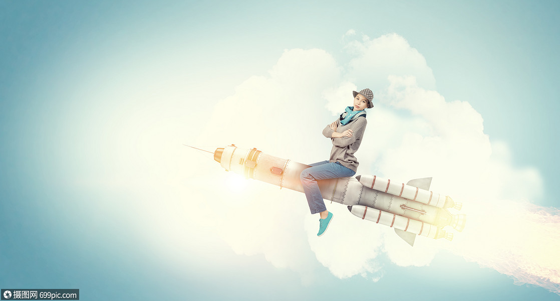 坐火箭的女孩轻开朗的女孩骑高高的天空上