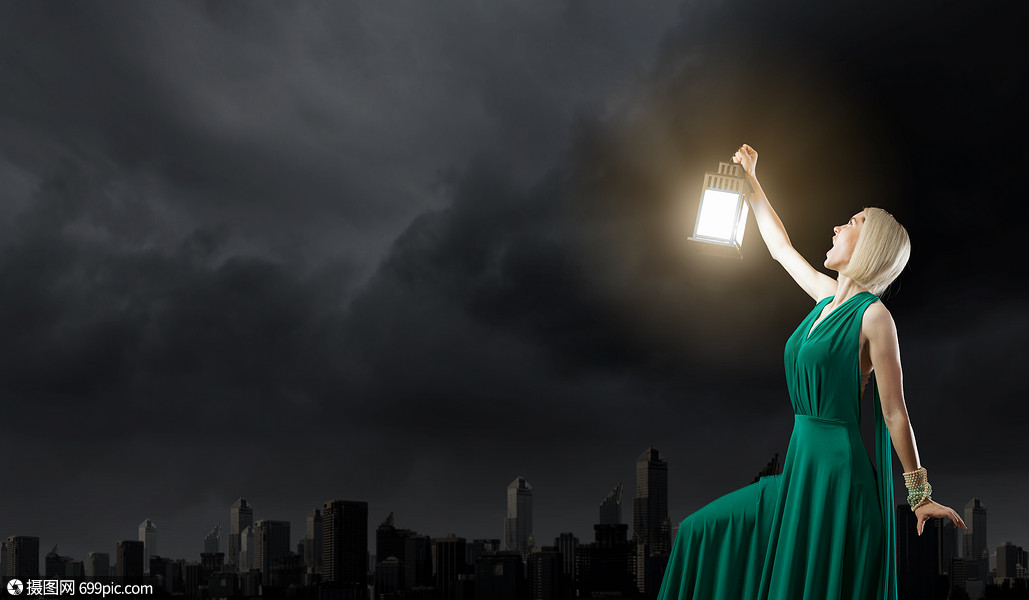 穿着绿色衣服的轻女人黑暗中着灯笼迷失黑暗中光夜