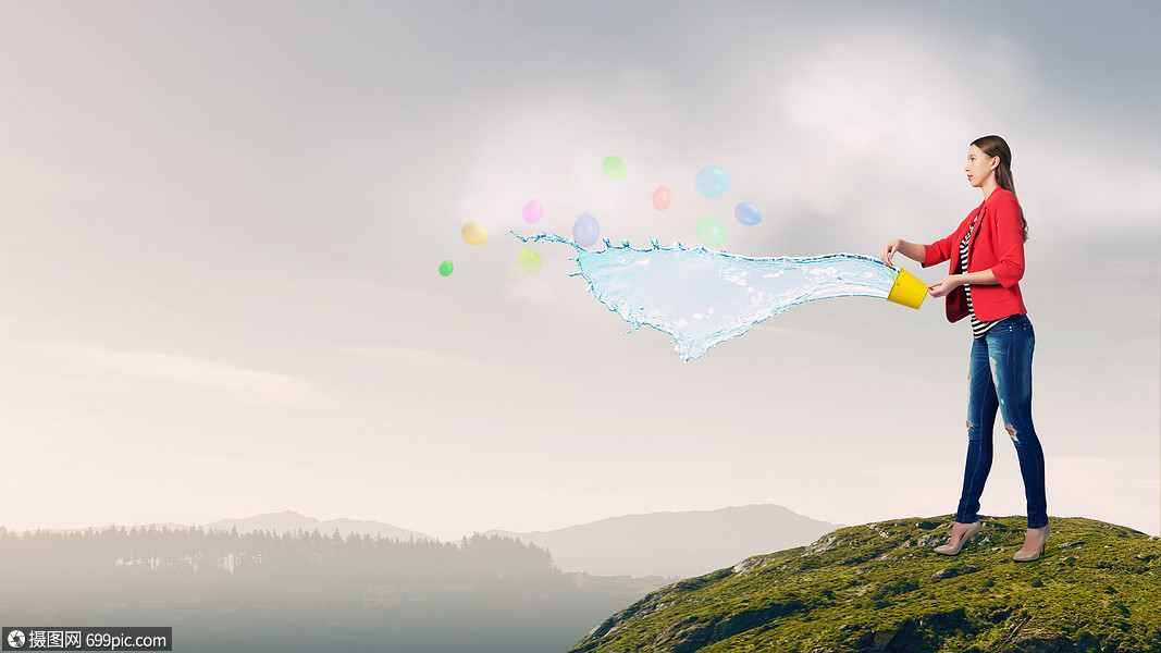 女孩水桶里倒水穿着红色夹克的轻女人手里着水桶容器墙纸