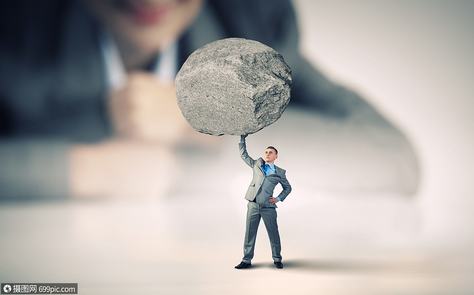 权势的商人女商人看着商人头顶上举石头的缩影