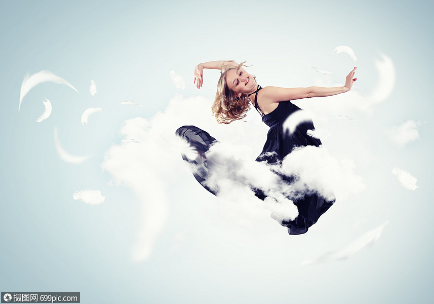 轻的女孩漂浮着轻的女孩像鸟样羽毛中飞翔人景观