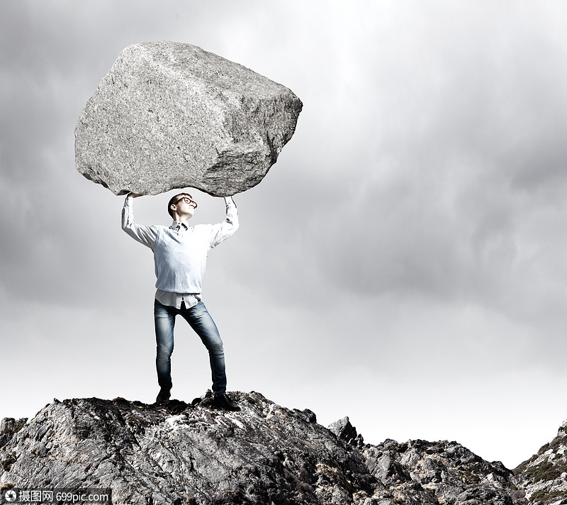 搬石头的家伙轻强壮的男人头顶着巨大的石头