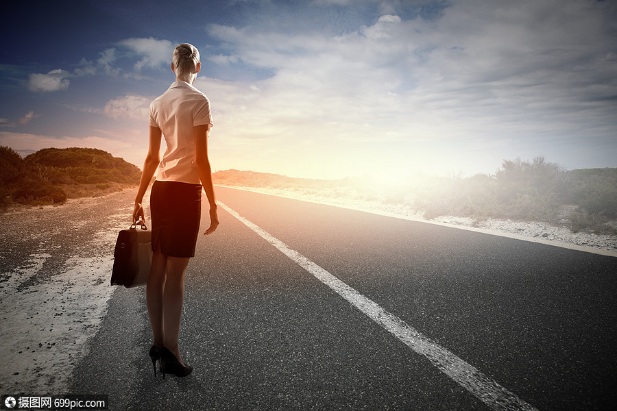 漫长道路的开始站路上看着远方的女商人的背影