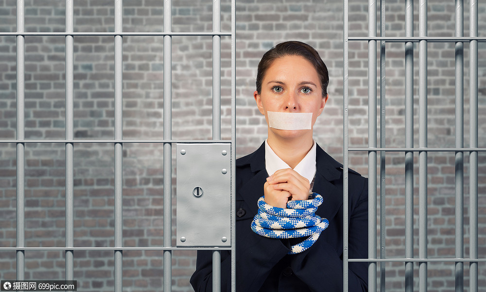 释放无罪的被告轻的女商人嘴上戴着胶带双手疲惫