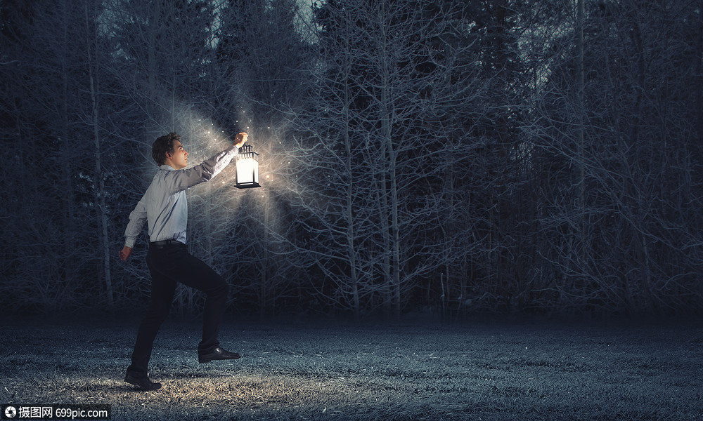带灯笼的人轻英俊的商人黑暗中着灯笼散步