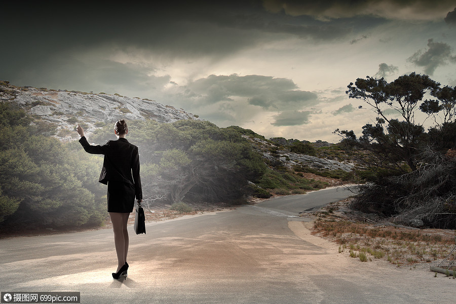 漫长道路的开始站路上看着远方的女商人的背影商业站立