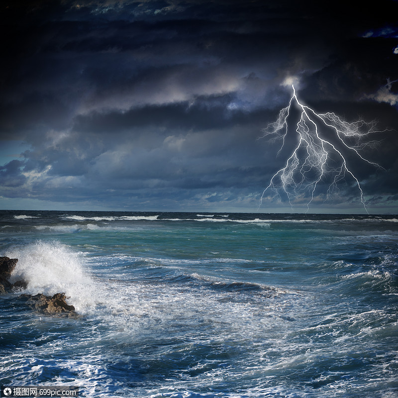 海上雷雨大浪闪电的夜晚暴风雨海的形象天空明亮的