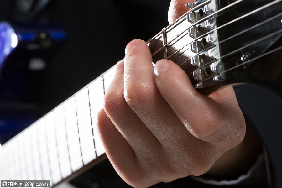 弹吉他的男人特写男手弹电吉他玩旋律
