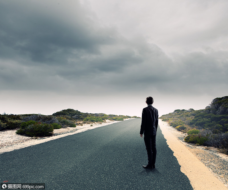 漫长道路的开始站路上看着远方的商人的背影
