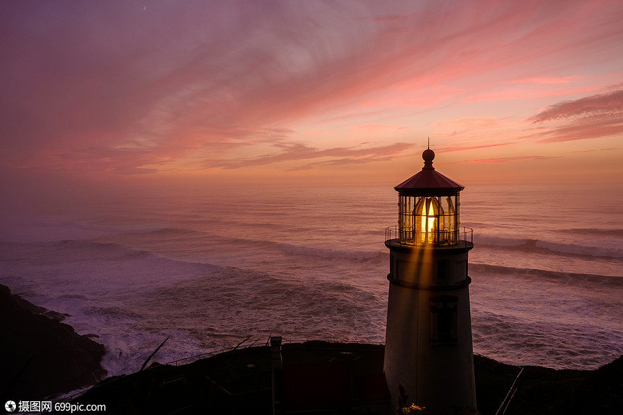 海塞塔头灯塔日落,太平洋海岸,建于12,俄勒冈州,美国轮廓照亮