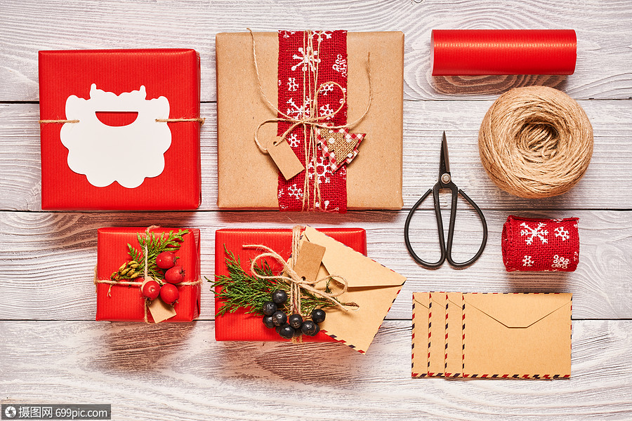 创造地包装装饰诞礼物盒子上的白色木制背景顶部的视图平躺
