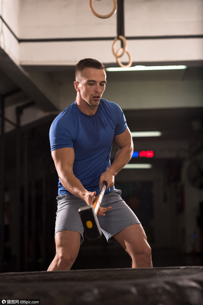大锤轮胎用拖拉机轮胎健身房锻炼轻的肌肉男坚强的运动
