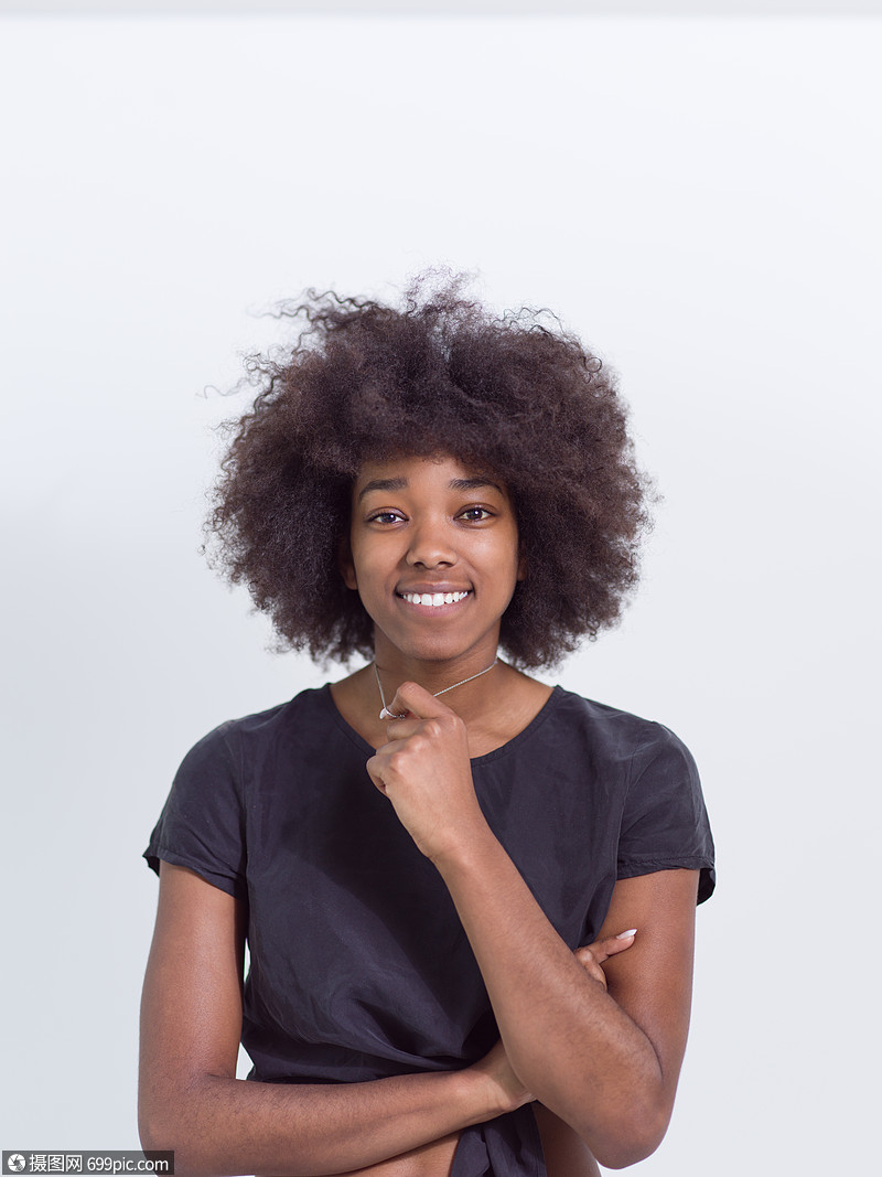 位美丽友好的非裔美国妇女的肖像,她留着卷曲的ro发型,可爱的微笑白色