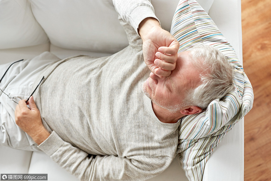老,问题人的接近疲惫的老人躺沙发上家