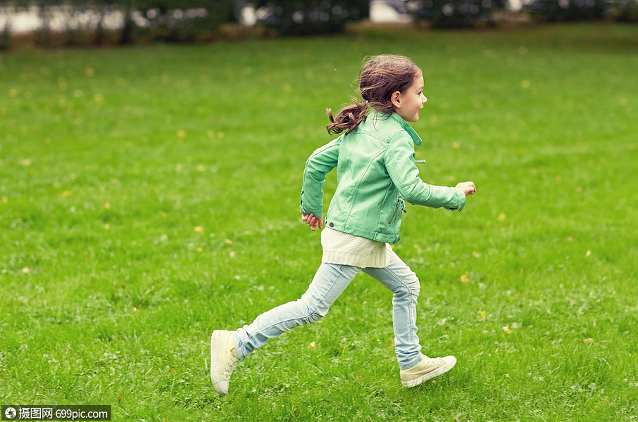 夏天,童,休闲人的快乐的小女孩绿色的夏天田野上奔跑小孩高兴的
