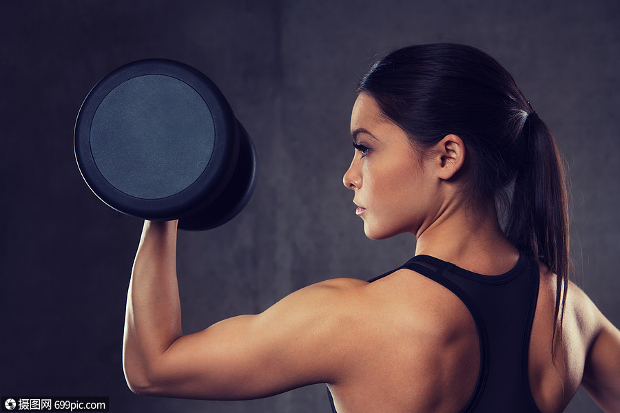 健身,运动,锻炼,训练人的轻的女人健身房用哑铃弯曲肌肉轻女子健身房