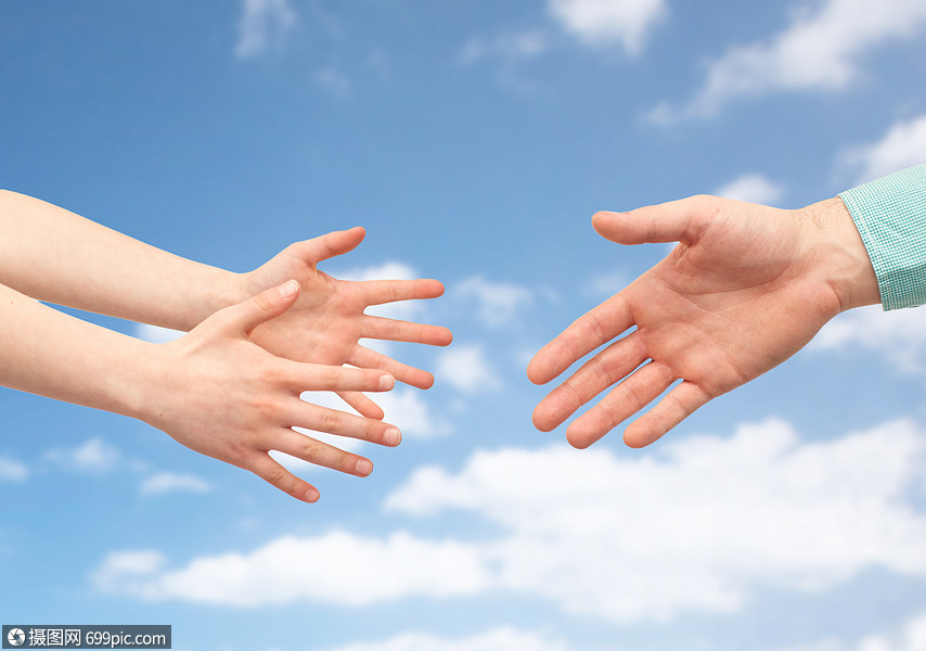 家庭,童,父亲,帮助人的父亲孩子的手蓝天云彩的背景父亲孩子双手捧着