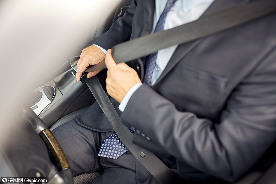 运输,商务旅行,安全人的高级商人开车前系好安全带高级商人系好汽车