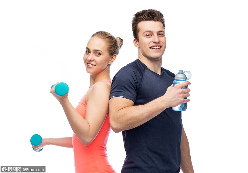 健身,生活方式人们的快乐运动的男人女人与哑铃水瓶哑铃水的男男女女
