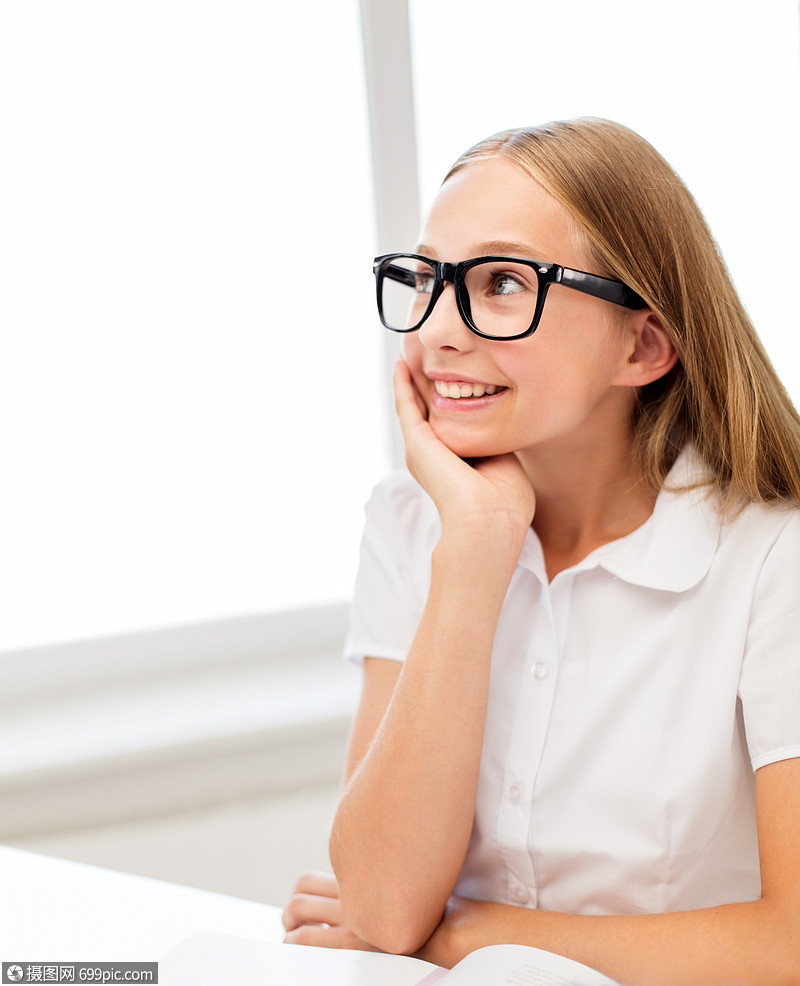 照片 外国人像 教育,学校人的快乐的微笑学生女孩戴着黑色眼镜书学校