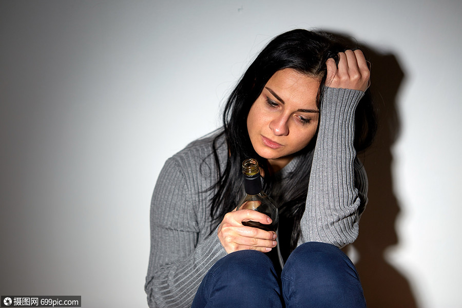 一个女人喝酒流泪图片图片