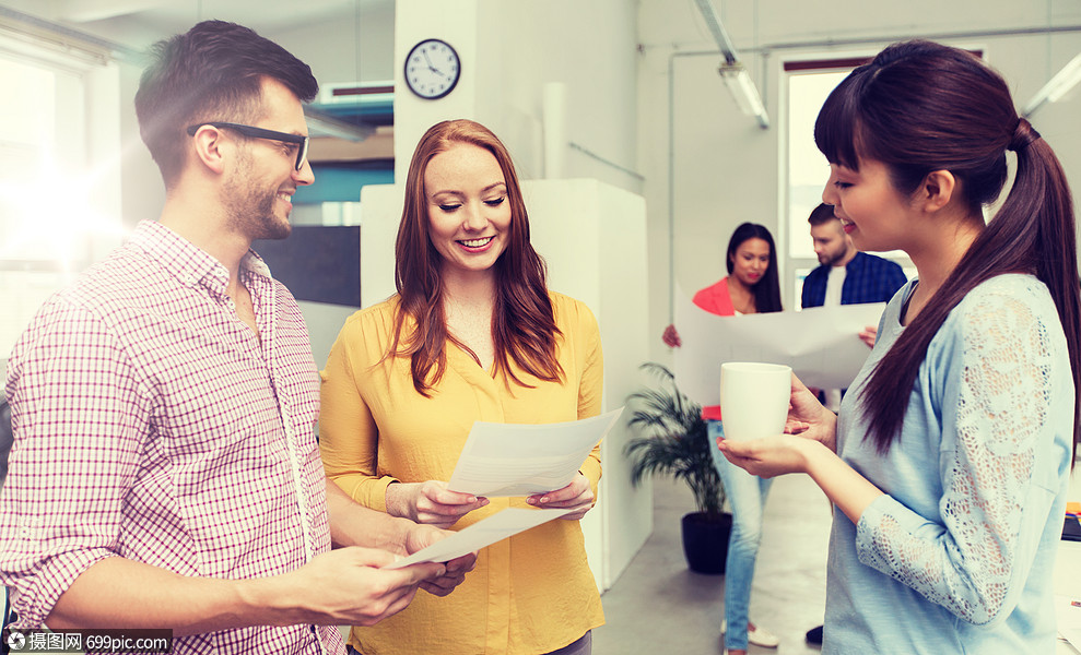 商业,沟通,创业人的快乐的多种族创意队学生咖啡休息时间办公室交谈