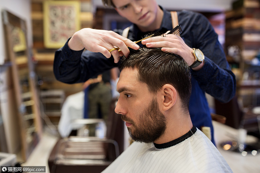 美容,美发人的男人理发师与梳子剪刀剪头发理发店理发师理发师理发店