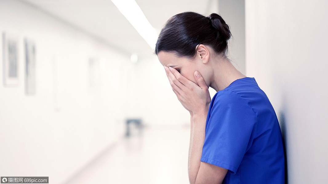 人,医学,保健悲伤的悲伤哭泣的女护士医院走廊医院走廊悲伤哭泣的女