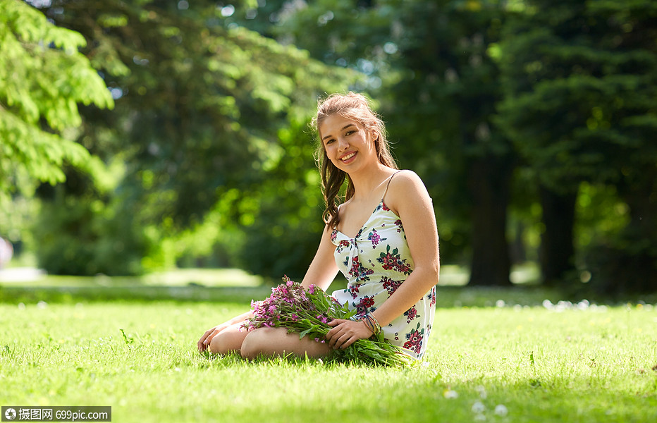 人,休闲生活方式的快乐的微笑轻妇女与鲜花夏季公园夏天公园里带着花
