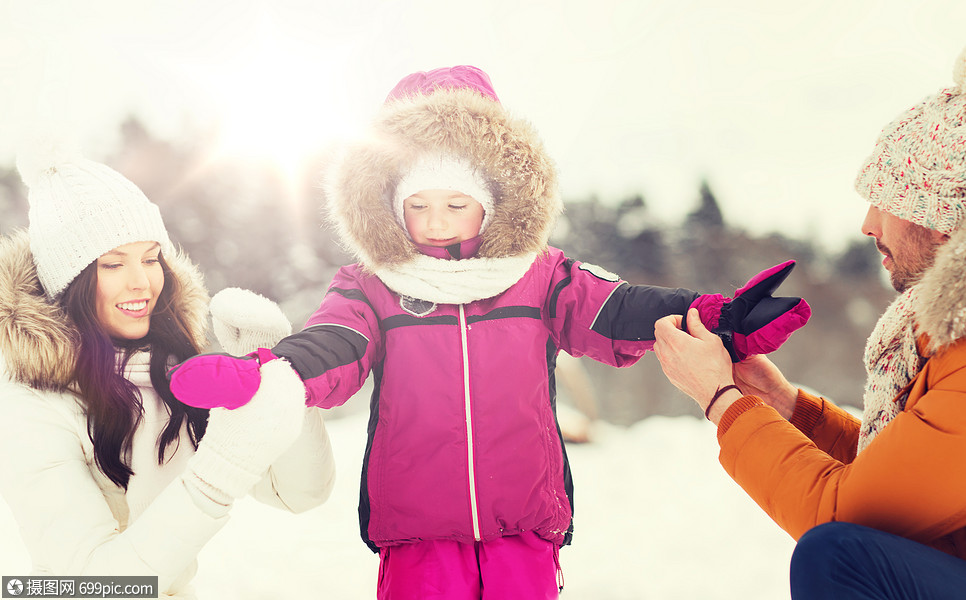 父母,时尚,季节人的快乐的家庭与孩子冬天的衣服户外快乐的家庭孩子