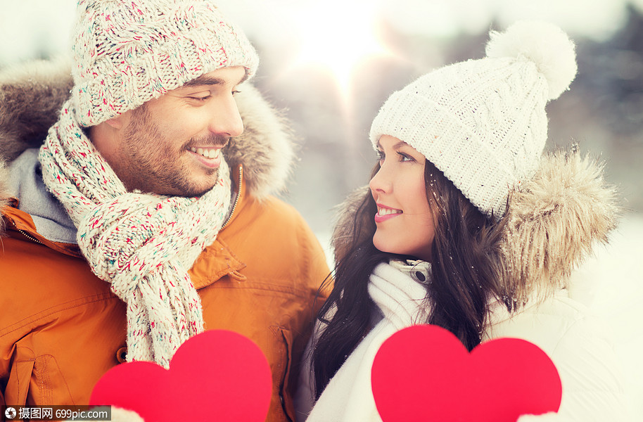 人,季节,爱情人节的幸福的夫妇抱着空白的红心冬天的风景幸福的夫妇与
