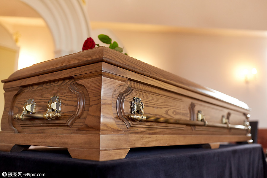 葬礼哀悼教堂里的木制棺材教堂葬礼上的棺材站仪式