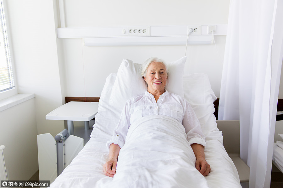 医学,医疗老人的微笑的老妇女躺医院病房的床上微笑的老妇女躺医院
