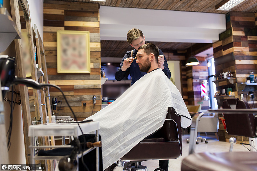 美容,美发人的男人理发师与剪刀剪头发理发店理发师理发师理发店理发