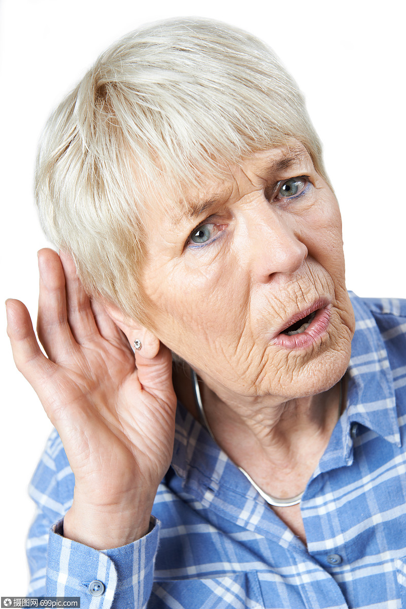 录音室拍摄的老妇女患耳聋