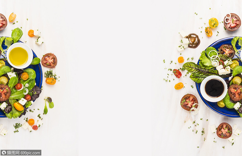 沙拉配西红柿,蔬菜,调味品,油羊奶酪蓝色盘子白色木制背景,顶部视图